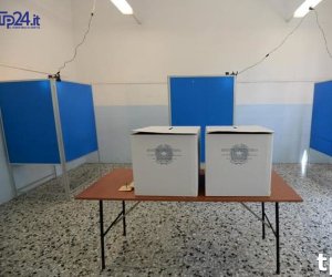 https://www.tp24.it/immagini_articoli/19-10-2017/1508398986-0-elezioni-regionali-sicilia-bomba-voto-firme-irregolari-fuori-musumeci-micari.jpg