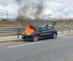 https://www.tp24.it/immagini_articoli/20-02-2019/1550682971-0-unauto-carabinieri-preso-fuoco-autostrada-sula-vicino-campobello-mazara.jpg