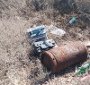 https://www.tp24.it/immagini_articoli/20-02-2024/1708417296-0-marsala-batterie-d-auto-e-una-bombola-del-gas-abbandonate-al-porticciolo.jpg
