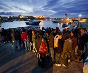 https://www.tp24.it/immagini_articoli/20-04-2017/1492707880-0-il-rapporto-sugli-immigrati-in-sicilia-quanti-sono-cosa-fanno-come-stanno.jpg