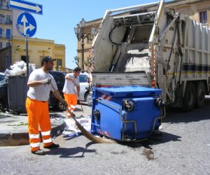 https://www.tp24.it/immagini_articoli/20-06-2018/1529482956-0-sicilia-riforma-sistema-rifiuti-musumeci-salva-precari-stelle-stanno.jpg