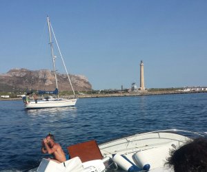 https://www.tp24.it/immagini_articoli/20-08-2015/1440068405-0-favignana-affonda-barca-con-15-turisti-tutti-salvi.jpg