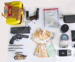 https://www.tp24.it/immagini_articoli/20-09-2021/1632162469-0-blitz-della-polizia-a-marsala-sequestrate-armi-e-droga-nbsp.jpg