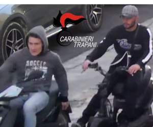 https://www.tp24.it/immagini_articoli/20-11-2019/1574253355-0-trapani-rubano-scooter-vengono-ripresi-dalle-telecamere-sicurezza-arresti.jpg