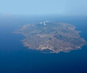 https://www.tp24.it/immagini_articoli/21-06-2020/1592726699-0-brutto-incendio-a-pantelleria-in-fiamme-terreni-e-auto-si-indaga-sulle-origini-del-rogo.jpg