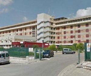 https://www.tp24.it/immagini_articoli/21-07-2021/1626870128-0-sicilia-va-in-ospedale-per-un-ernia-le-perforano-l-intestino-e-muore.jpg
