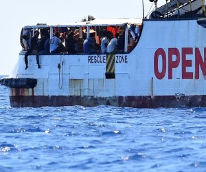 https://www.tp24.it/immagini_articoli/21-08-2019/1566368058-0-open-arms-fine-dellodissea-sbarcano-profughi-nave-sequestrata.jpg