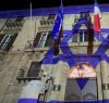 https://www.tp24.it/immagini_articoli/21-10-2023/1697877991-0-la-proiezione-della-bandiera-d-israele-costa-3500-euro.jpg