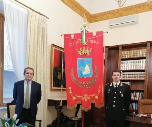 https://www.tp24.it/immagini_articoli/22-01-2021/1611330748-0-marsala-il-nuovo-comandante-dei-carabinieri-in-visita-al-comune.jpg