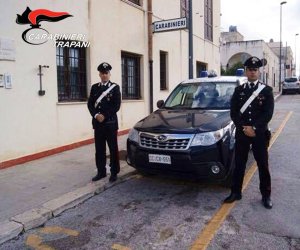 https://www.tp24.it/immagini_articoli/22-08-2019/1566481245-0-vito-capo-aggredisce-compagna-prende-calci-pugni-carabinieri-arrestato.jpg