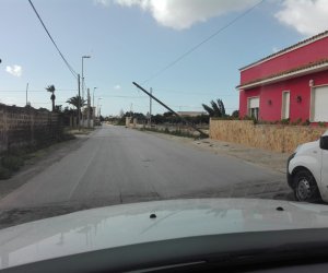 https://www.tp24.it/immagini_articoli/23-02-2019/1550932814-0-danni-maltempo-palo-pericolante-marsala-albero-strada-trapani.jpg