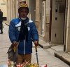 https://www.tp24.it/immagini_articoli/23-04-2024/1713874976-0-marsala-dice-addio-ad-ahad-il-venditore-di-rose-gentile.jpg
