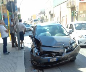 https://www.tp24.it/immagini_articoli/23-06-2017/1498240613-0-incidente-marsala-scontro-auto-allincrocio-strasatti-feriti.jpg