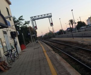 https://www.tp24.it/immagini_articoli/23-08-2015/1440322248-0-treni-lumaca-a-birgi-turisti-aspettano-per-un-ora.jpg
