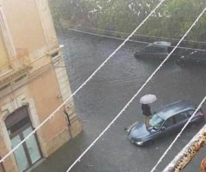 https://www.tp24.it/immagini_articoli/23-10-2021/1634967549-0-maltempo-in-sicilia-ancora-tempeste-crolli-e-persone-sui-tetti-video.jpg