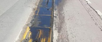 https://www.tp24.it/immagini_articoli/24-04-2024/1713951002-0-marsala-auto-distrugge-coppa-dell-olio-sul-cordo-della-pista-ciclabile.jpg