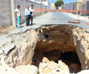 https://www.tp24.it/immagini_articoli/24-07-2013/1378804926-1-voragine-in-via-tunisi-a-marsala-si-lavora-per-limitare-i-danni-alla-rete-idrica.jpg