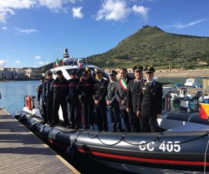 https://www.tp24.it/immagini_articoli/24-12-2018/1545644913-0-favignana-inaugurata-imbarcazione-carabinieri.jpg