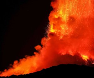 https://www.tp24.it/immagini_articoli/25-02-2021/1614232343-0-mount-etna-s-incredibly-powerful-eruptions-light-up-nbsp-sicily-nbsp-skies-with-hot-lava.jpg