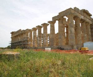 https://www.tp24.it/immagini_articoli/25-04-2020/1587791957-0-virtual-tours-in-sicily-s-cultural-areas-from-valley-of-the-temples-to-selinunte-parks-and-museums.jpg