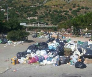 https://www.tp24.it/immagini_articoli/25-07-2016/1469425620-0-rifiuti-castelvetrano-protesta-non-vogliamo-essere-la-pattumiera-della-sicilia.jpg
