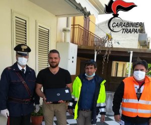 https://www.tp24.it/immagini_articoli/26-04-2020/1587906273-0-salaparuta-i-carabinieri-consegnano-pc-per-la-didattica-a-distanza.jpg