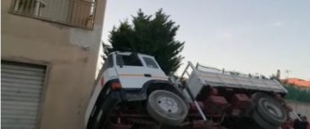 https://www.tp24.it/immagini_articoli/27-11-2016/1480227954-0-grave-incidente-sul-lavoro-a-mazara-camion-schiaccia-operaio.jpg