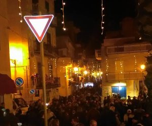 https://www.tp24.it/immagini_articoli/27-12-2017/1514391094-0-ieri-tanta-gente-andata-calatafimi-segesta-manifestazioni-natalizie.jpg