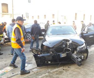 https://www.tp24.it/immagini_articoli/28-02-2017/1488300564-0-marsala-incidente-al-semaforo-della-circonvallazione-auto-sfonda-vetrina-feriti.jpg