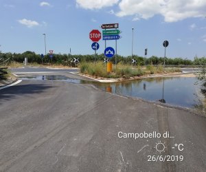 https://www.tp24.it/immagini_articoli/28-06-2019/1561703732-0-campobello-strada-fontane-acqua-eppure-stata-sistemata-poco.jpg