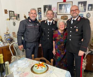 https://www.tp24.it/immagini_articoli/29-11-2023/1701251114-0-zia-rosina-la-piu-anziana-di-favignana-festeggia-102-anni-con-i-carabinieri.jpg