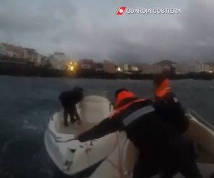 https://www.tp24.it/immagini_articoli/30-11-2021/1638285871-0-pantelleria-una-barca-in-balia-del-mare-in-tempesta-rischia-di-finire-contro-gli-scogli-le-immagini-del-salvataggio.jpg